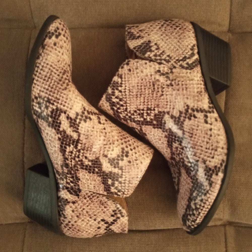 Life Stride - Women's Animal Print Ankle Boot with Flex sole - Size 7.5 US